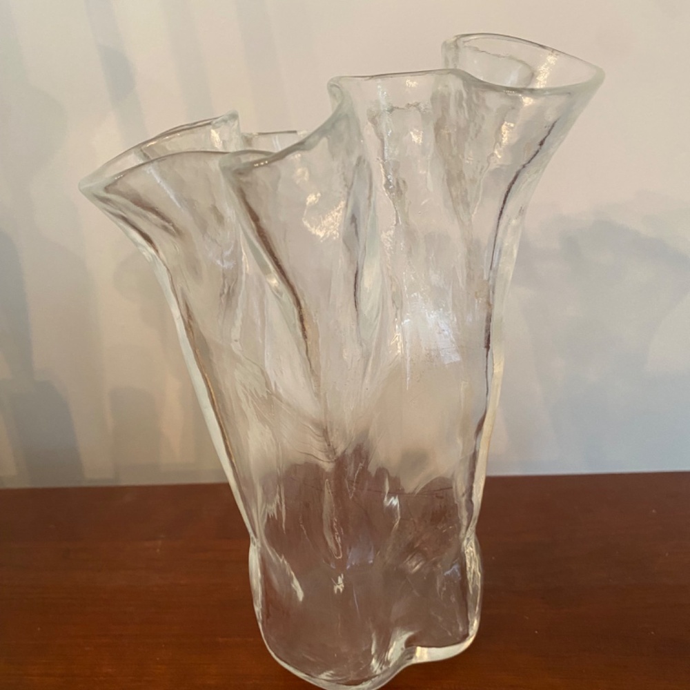 Glass ruffle edge vase - Picture 3 of 6